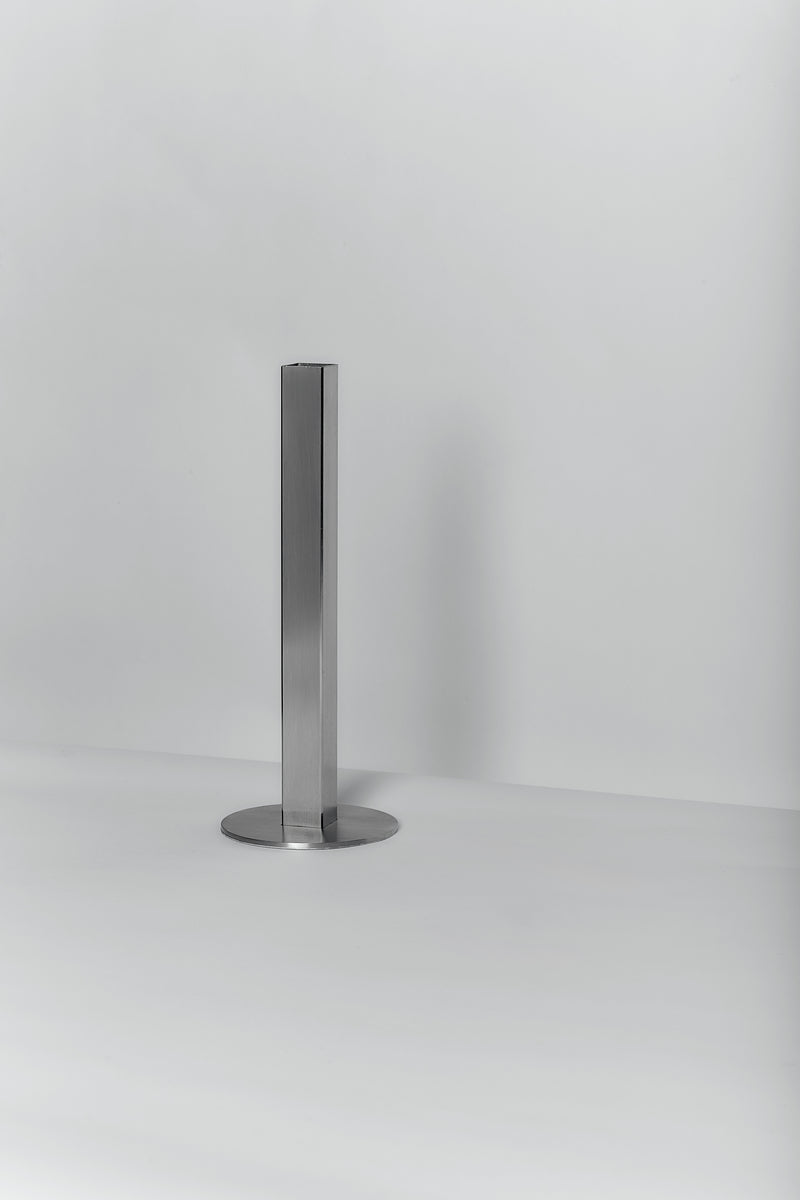 Runde, quadratische Blumenvase
