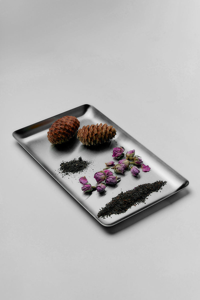 UY Studio T fragrance composition Black Tea, Rose, Cedarwood and Musk scent notes. High-quality unisex niche fragrance crafted in Berlin, Germany.