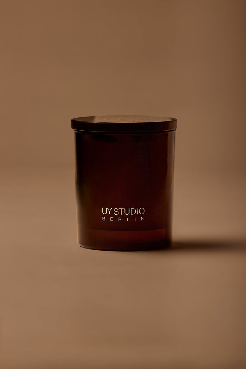 UY Studio S Scented Candle luxury handmade scented candle crafted in Berlin, Germany, in an amber glass jar with metal lid, cotton tote bag and complimentary matches. High-quality fragrance with Bergamot, Rose, Cardamom, Jasmine and Amber notes.