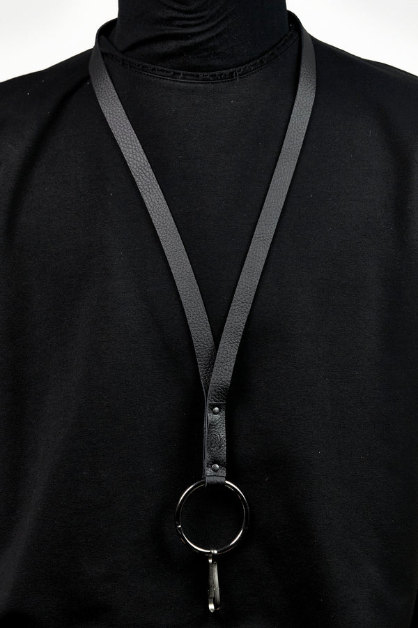 This is a multifunctional necklace keychain with a 6cm metallic ring. The necklace is 95 cm long and has a width of 1,5 cm.