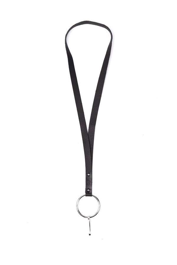 This is a multifunctional necklace keychain with a 6cm metallic ring. The necklace is 95 cm long and has a width of 1,5 cm.