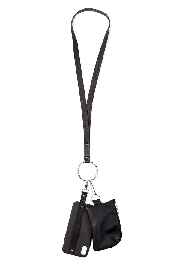 This is a multifunctional necklace keychain with a 6cm metallic ring. The necklace is 95 cm long and has a width of 1,5 cm.