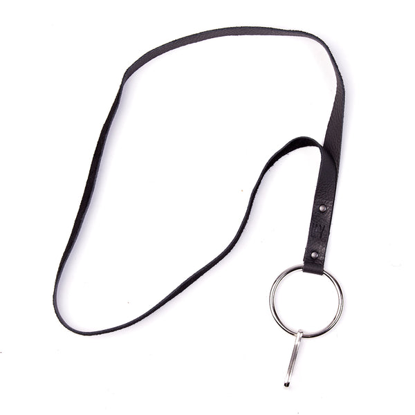 This is a multifunctional necklace keychain with a 6cm metallic ring. The necklace is 95 cm long and has a width of 1,5 cm.