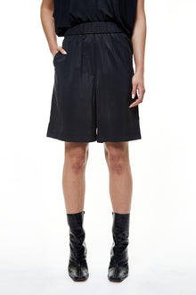 These super fashionable pants are wide boxershorts with a loose, oversized and draped fit. They have invisible side seam pockets and a covered elastic waistband wit a lenght of 5 cm. These shorts are the perfect fit for hot summer days.