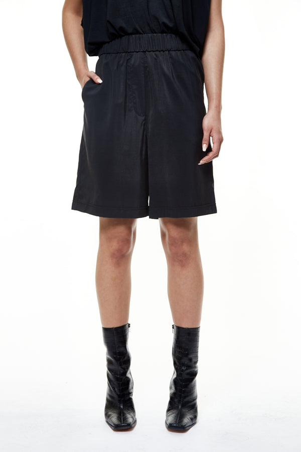 These super fashionable pants are wide boxershorts with a loose, oversized and draped fit. They have invisible side seam pockets and a covered elastic waistband wit a lenght of 5 cm. These shorts are the perfect fit for hot summer days.
