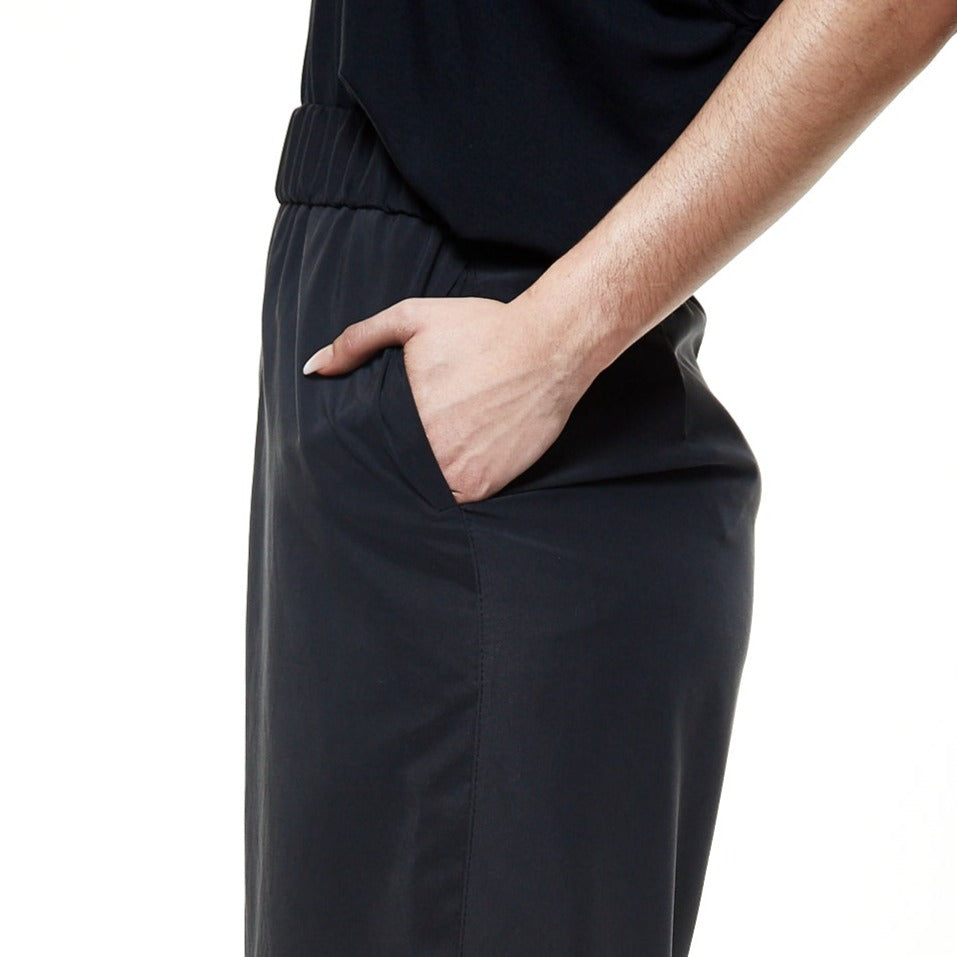These super fashionable pants are wide boxershorts with a loose, oversized and draped fit. They have invisible side seam pockets and a covered elastic waistband wit a lenght of 5 cm. These shorts are the perfect fit for hot summer days.
