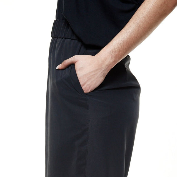 These super fashionable pants are wide boxershorts with a loose, oversized and draped fit. They have invisible side seam pockets and a covered elastic waistband wit a lenght of 5 cm. These shorts are the perfect fit for hot summer days.