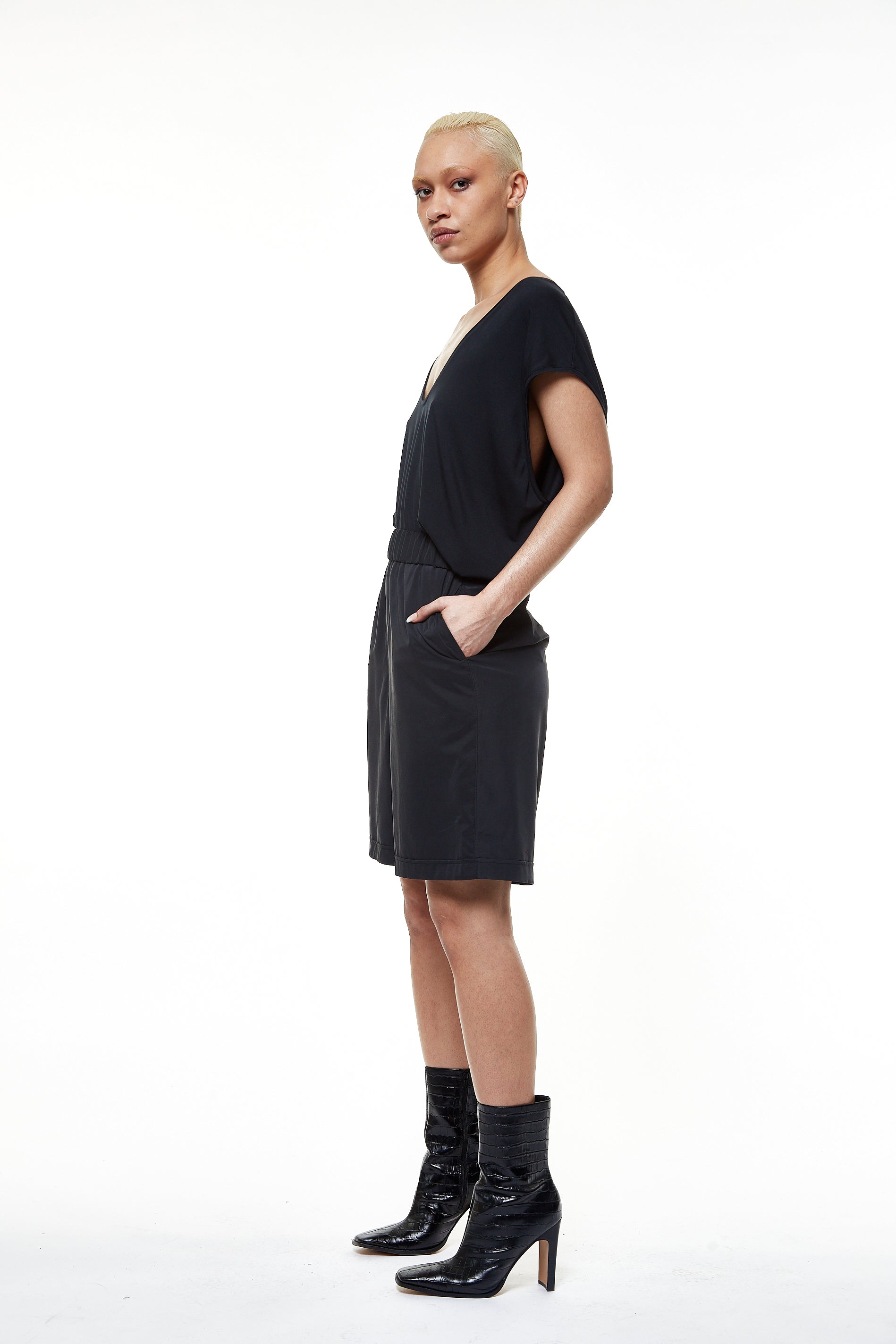 These super fashionable pants are wide boxershorts with a loose, oversized and draped fit. They have invisible side seam pockets and a covered elastic waistband wit a lenght of 5 cm. These shorts are the perfect fit for hot summer days.