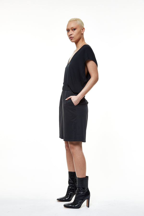 These super fashionable pants are wide boxershorts with a loose, oversized and draped fit. They have invisible side seam pockets and a covered elastic waistband wit a lenght of 5 cm. These shorts are the perfect fit for hot summer days.