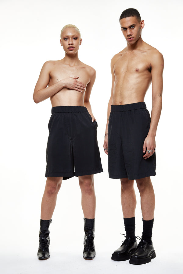 These super fashionable pants are wide boxershorts with a loose, oversized and draped fit. They have invisible side seam pockets and a covered elastic waistband wit a lenght of 5 cm. These shorts are the perfect fit for hot summer days.