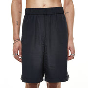 These super fashionable pants are wide boxershorts with a loose, oversized and draped fit. They have invisible side seam pockets and a covered elastic waistband wit a lenght of 5 cm. These shorts are the perfect fit for hot summer days.