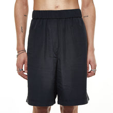 These super fashionable pants are wide boxershorts with a loose, oversized and draped fit. They have invisible side seam pockets and a covered elastic waistband wit a lenght of 5 cm. These shorts are the perfect fit for hot summer days.