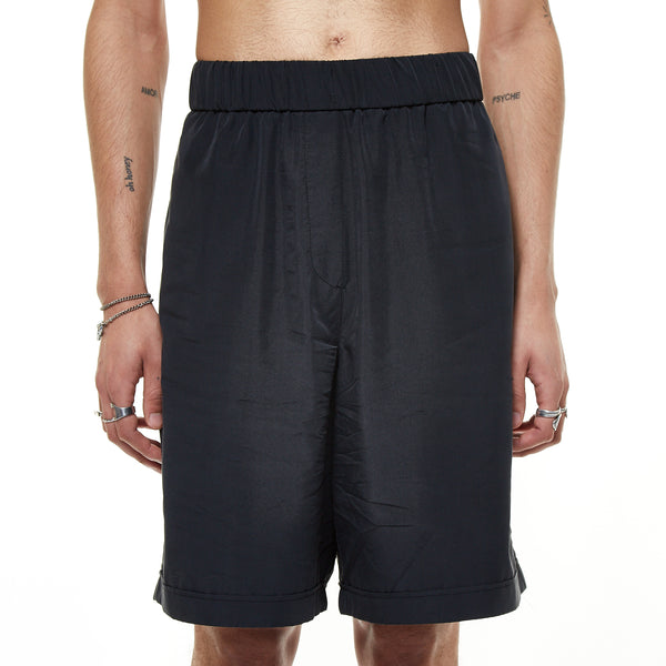 These super fashionable pants are wide boxershorts with a loose, oversized and draped fit. They have invisible side seam pockets and a covered elastic waistband wit a lenght of 5 cm. These shorts are the perfect fit for hot summer days.