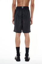 These super fashionable pants are wide boxershorts with a loose, oversized and draped fit. They have invisible side seam pockets and a covered elastic waistband wit a lenght of 5 cm. These shorts are the perfect fit for hot summer days.