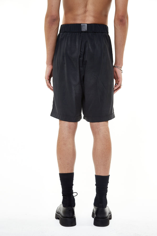 These super fashionable pants are wide boxershorts with a loose, oversized and draped fit. They have invisible side seam pockets and a covered elastic waistband wit a lenght of 5 cm. These shorts are the perfect fit for hot summer days.
