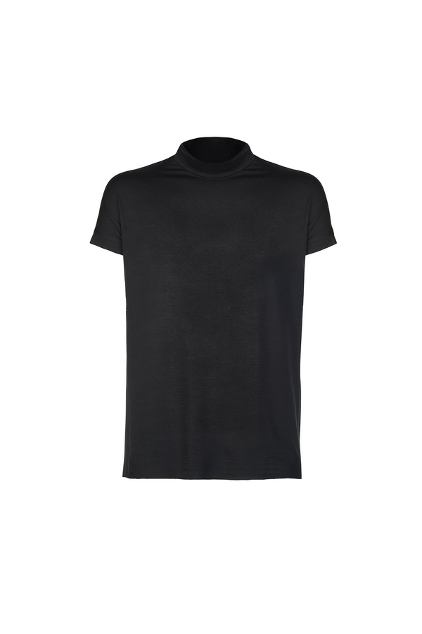 This fitted short sleeves top has a straight cut. It has a 3 cm double layered turtle neck and a raw edged bottom. The visble vegan UY label is on the center back.