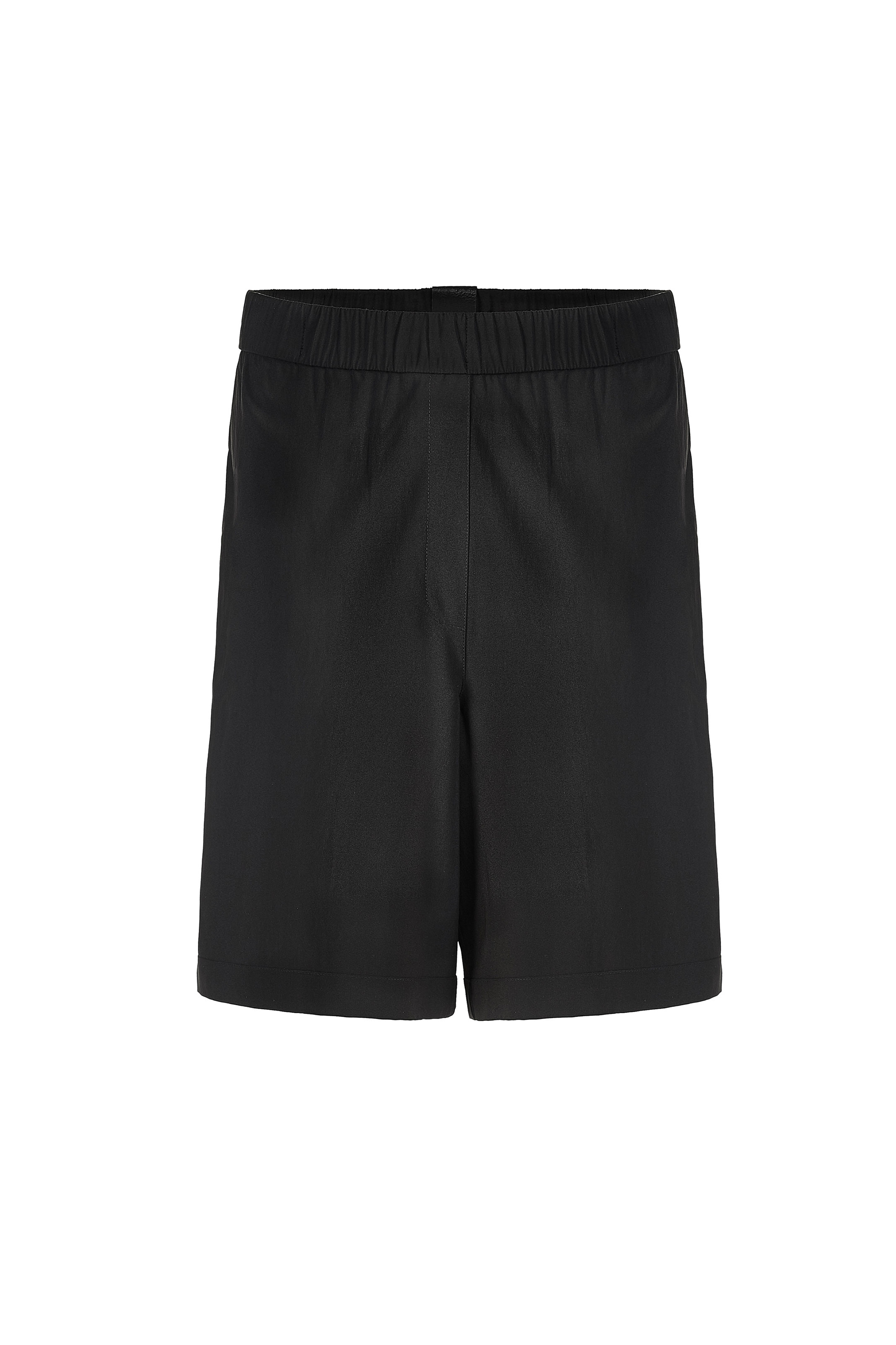 These super fashionable pants are wide boxershorts with a loose, oversized and draped fit. They have invisible side seam pockets and a covered elastic waistband wit a lenght of 5 cm. These shorts are the perfect fit for hot summer days.