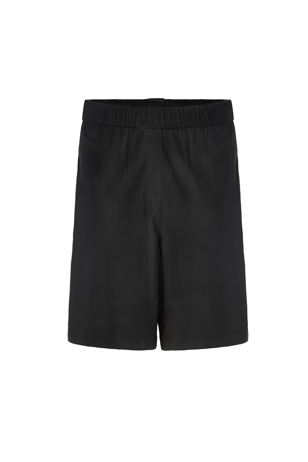 These super fashionable pants are wide boxershorts with a loose, oversized and draped fit. They have invisible side seam pockets and a covered elastic waistband wit a lenght of 5 cm. These shorts are the perfect fit for hot summer days.
